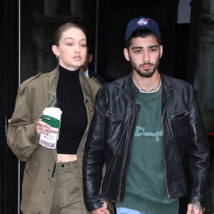 Gigi Hadid et son compagnon Zayn Malik sortent d'un immeuble main dans la main à New York.