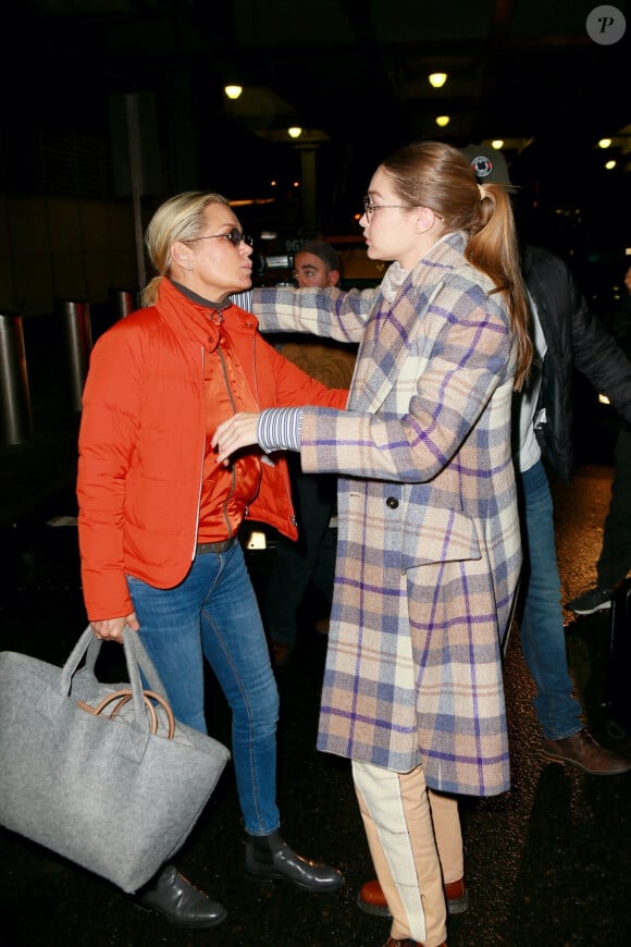 Gigi Hadid et sa mère Yolanda Hadid arrivent à l'aéroport de JFK à New York en provenance de Paris, le 3 mars 2020