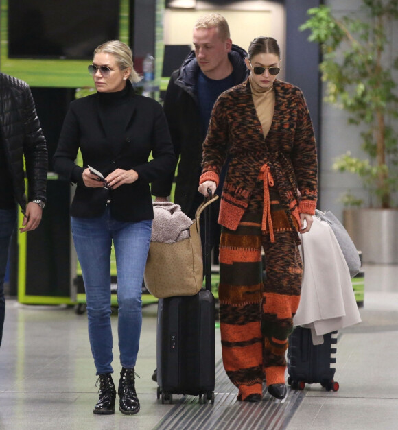 Gigi Hadid et sa mère Yolanda Hadid arrivent à l'aéroport de Milan Malpensa à Milan, Italy, le 23 février 2020.