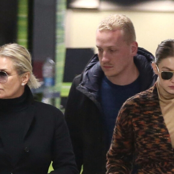 Gigi Hadid et sa mère Yolanda Hadid arrivent à l'aéroport de Milan Malpensa à Milan, Italy, le 23 février 2020.