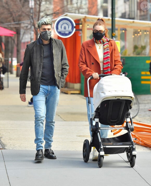 Gigi Hadid et son compagnon Zayn Malik sortent déjeuner à New York avec leur fille Khai dans une poussette le 25 mars 2021.