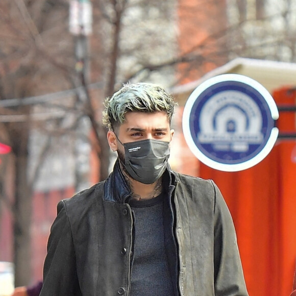 Gigi Hadid et son compagnon Zayn Malik sortent déjeuner à New York avec leur fille Khai dans une poussette le 25 mars 2021.