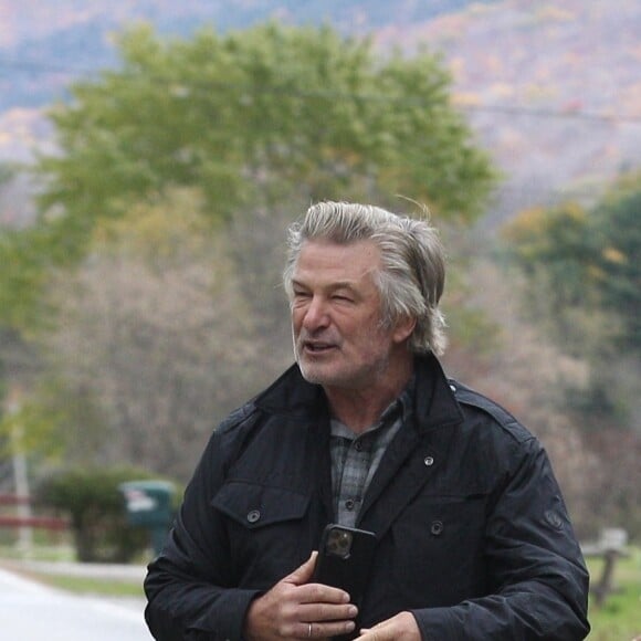 Alec Baldwin parle pour la première fois du drame survenu sur le tournage de "Rust" qui a coûté la vie à la directrice photo, Halyna Hutchins. Devant sa résidence de Manchester (Vermont) et sous le regard de sa femme Hilaria, Alec Baldwin insiste auprès des journalistes sur l'amitié qui l'unissait à la victime, sur la bonne ambiance qui régnait sur le plateau avant l'accident, en précisant que celui-ci avait une chance sur un milliard de se produire. Le 30 octobre 2021