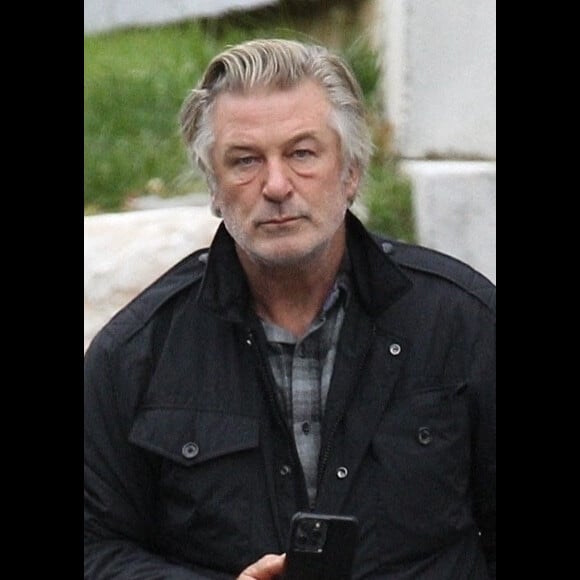 Alec Baldwin parle pour la première fois du drame survenu sur le tournage de "Rust" qui a coûté la vie à la directrice photo, Halyna Hutchins. Devant sa résidence de Manchester (Vermont) et sous le regard de sa femme Hilaria, Alec Baldwin insiste auprès des journalistes sur l'amitié qui l'unissait à la victime, sur la bonne ambiance qui régnait sur le plateau avant l'accident, en précisant que celui-ci avait une chance sur un milliard de se produire. Le 30 octobre 2021