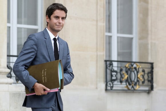 Gabriel Attal, Porte-parole du Gouvernement à la sortie du conseil des ministres, le 7 octobre 2021, au palais de l'Elysée, à Paris. © Stéphane Lemouton/Bestimage