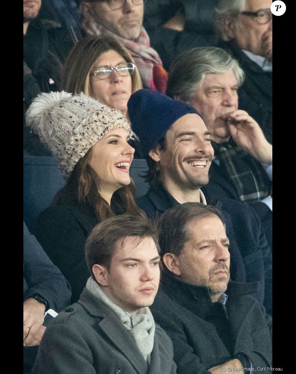 Camille Lacourt et sa compagne Alice Detollenaere (Miss Bourgogne 2010) dans les tribunes lors du match de championnat de Ligue 1 Conforama opposant le Paris Saint-Germain (PSG) aux Girondins de Bordeaux au Parc des Princes à Paris, France, le 23 février 2020. Le PSG a gagné 4-3. © Cyril Moreau/Bestimage