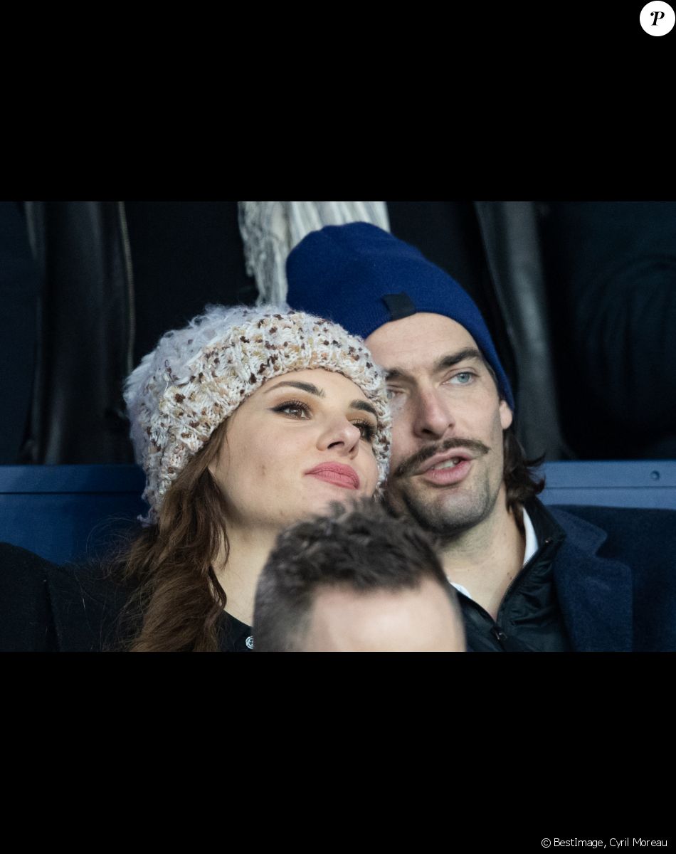 Camille Lacourt et sa compagne Alice Detollenaere (Miss Bourgogne 2010) dans les tribunes lors du match de championnat de Ligue 1 Conforama opposant le Paris Saint-Germain (PSG) aux Girondins de Bordeaux au Parc des Princes à Paris, France, le 23 février 2020. Le PSG a gagné 4-3. © Cyril Moreau/Bestimage