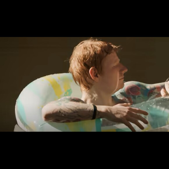 Ed Sheeran dans le clip du titre "Overpass Graffiti".