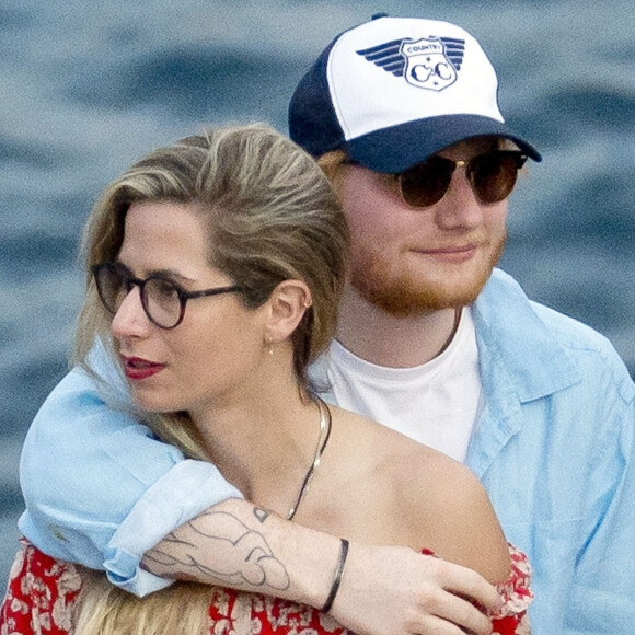 Ed Sheeran et sa compagne Cherry Seaborn ont été aperçus en train de prendre du bon temps avec des amis à Ibiza en Espagne.