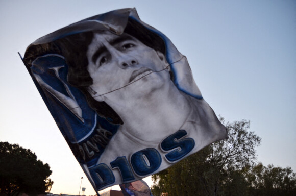 Hommages à la légende du football argentin, Diego Maradona, à Naples. Les napolitains n'ont cessé de venir se recueillir devant le stade afin de montrer au monde entier et à leur idole l'amour qu'ils lui portaient. Le joueur avait joué pour l'équipe napolitaine durant 7 ans, leur faisant gagner nombre de trophées. Aujourd'hui, les napolitains pleurent la mort de leur roi. Le 26 novembre 2020