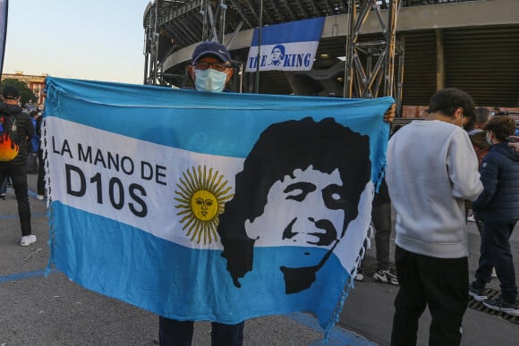 Décès de Diego Maradona : Les supporters se rassemblent en nombre au stade San Paolo à Naples pour rendre hommage au joueur le 26 novembre 2020.