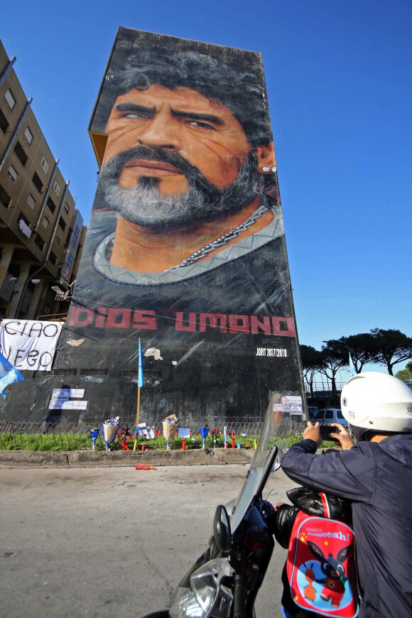 Décès de Diego Maradona : Une fresque murale géante est dédiée au joueur à Naples le 26 novembre 2020.