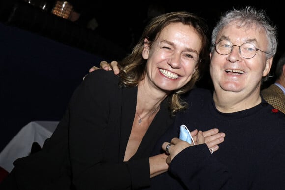 Sandrine Bonnaire et Dominique Besnehard - Concert de Nicoletta, à l'occasion de ses 50 ans de carrière, au Lido à Paris. Le 4 novembre 2021. © Cédric Perrin / Bestimage
