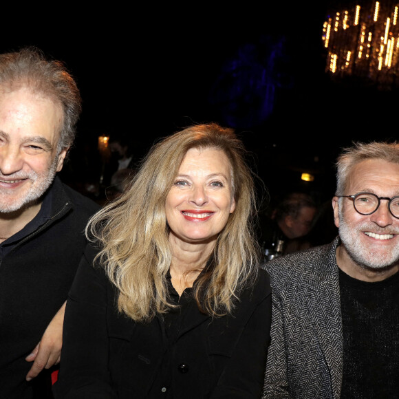 Laurent Ruquier, Valérie Trierweiler et Raphaël Mezrahi - Concert de Nicoletta, à l'occasion de ses 50 ans de carrière, au Lido à Paris. Le 4 novembre 2021. © Cédric Perrin / Bestimage