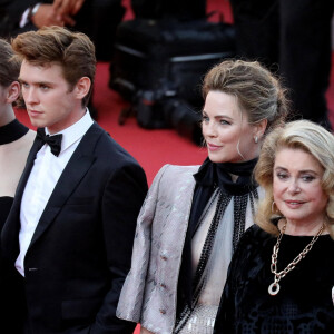 Lou Lampros, Oscar Morgan, Melissa George, Catherine Deneuve, Cécile de France - Montée des marches du film " De son vivant " lors du 74ème Festival International du Film de Cannes. Le 10 juillet 2021 © Borde-Jacovides-Moreau / Bestimage