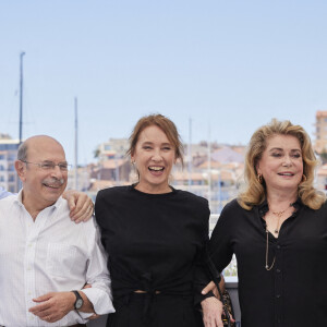 Benoît Magimel, Gabriel Sara, Emmanuelle Bercot (réalisatrice), Catherine Deneuve, Cécile de France au photocall du film De son vivant (Hors compétition) lors du 74ème festival international du film de Cannes le 11 juillet 2021 © Borde / Jacovides / Moreau / Bestimage