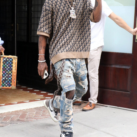 Travis Scott se balade dans le quartier de Soho à New York, le 8 juillet 2021