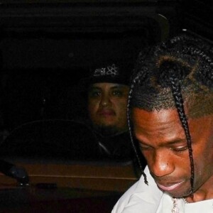 Travis Scott arrive à son concert donné à guichets fermés au club "Nightingale" à Los Angeles, le 27 juin 2021.