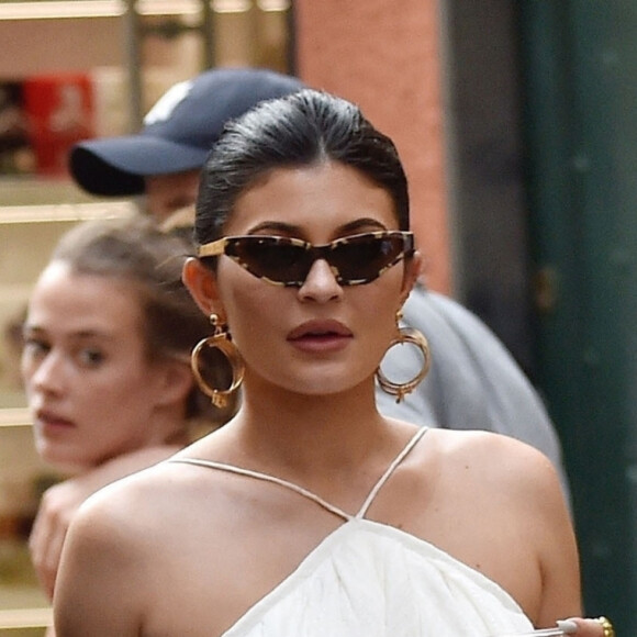 Kylie Jenner et son compagnon Travis Scott font du shopping en amoureux dans une boutique de cosmétiques pendant leurs vacances à Portofino, Italie, le 12 août 2019.