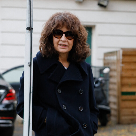 Valérie Lemercier à la sortie de l'émission "Vivement Dimanche" qui sera diffusée le 7 novembre 2021 au studio Gabriel à Paris, France, le 28 octobre 2021. © Christophe Clovis/Bestimage 