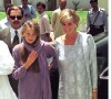 Diana et Jemima Khan Goldsmith lors d'un visite au Pakistan, quelques mois avant la mort de la princesse dans un accident de voiture à Paris.