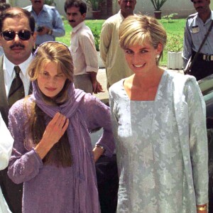 Diana et Jemima Khan Goldsmith lors d'un visite au Pakistan, quelques mois avant la mort de la princesse dans un accident de voiture à Paris.