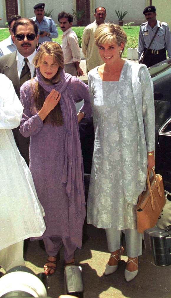 Diana et Jemima Khan Goldsmith lors d'un visite au Pakistan, quelques mois avant la mort de la princesse dans un accident de voiture à Paris.