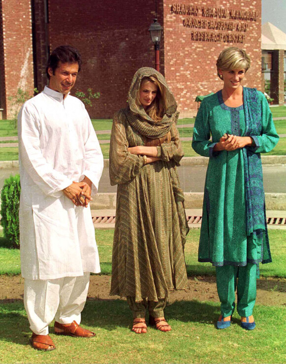 Diana et Jemima Khan Goldsmith lors d'un visite au Pakistan en 1997, quelques mois avant la mort de la princesse dans un accident de voiture à Paris.