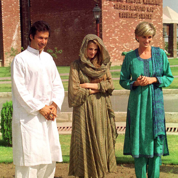 Diana et Jemima Khan Goldsmith lors d'un visite au Pakistan en 1997, quelques mois avant la mort de la princesse dans un accident de voiture à Paris.