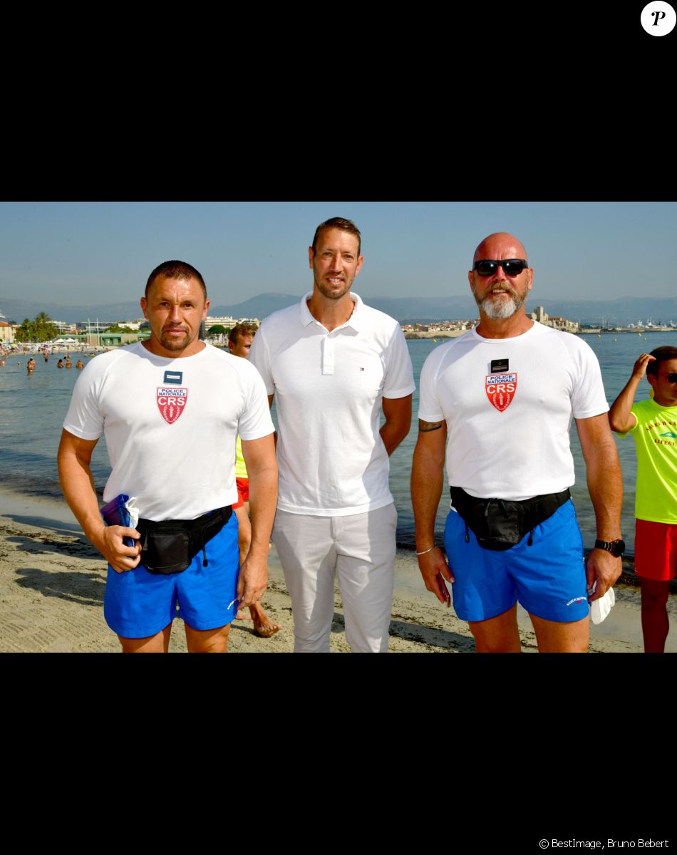 Semi-exclusif - Alain Bernard, l'ancien champion olympique de natation et conseiller municipal d'Antibes Juan les Pins, durant la visite de Roxana Maracineanu, ministre déléguée aux Sports, à Antibes Juan les Pins, le 31 juillet 2020, dans le cadre du dispositif de prévention des noyades et développement de l'aisance aquatique. La ministre a assisté, sur la plage de la Salis, à une démonstration de bouée de nage en eau libre qu'elle a elle même testé, puis à une démonstration d'un secours en mer avec les sapeurs-pompiers et CRS avec les gestes barrières, avec un début réanimation cardiaque par les sapeurs-pompiers. Elle s'est ensuite rendu au Stade Nautique d'Antibes afin d'échanger avec des enfants de primaire qui sont en cours de natation. © Bruno Bebert / Bestimage