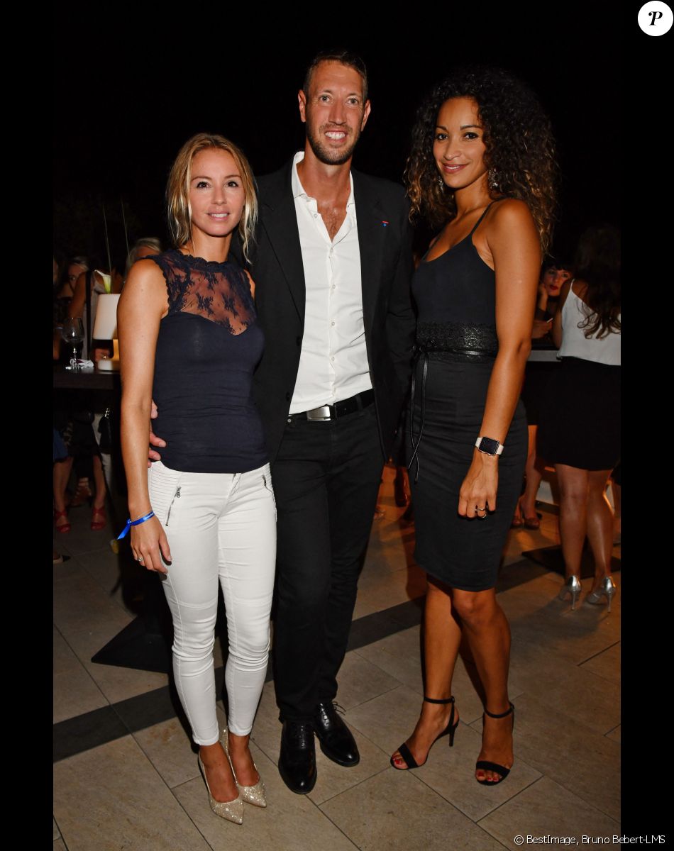 Alain Bernard, le champion olympique de natation et ambassadeur de la Fondation, sa compagne Faustine, à gauche, et Cindy Fabre durant la soirée de la Fondation Claude Pompidou sur le toit terrasse de l'hôtel Aston La Scala, après la remise du prix 2018. Cette année, c'est le professeur Guylène Page du CHU de Poitiers qui a reçu le chèque de 100000 euros pour le 9ième prix Claude Pompidou pour la recherche sur la maladie d'Alzheimer à la Fondation Claude Pompidou à Nice, France, le 14 septembre 2018. © Bruno Bebert-LMS/Bestimage