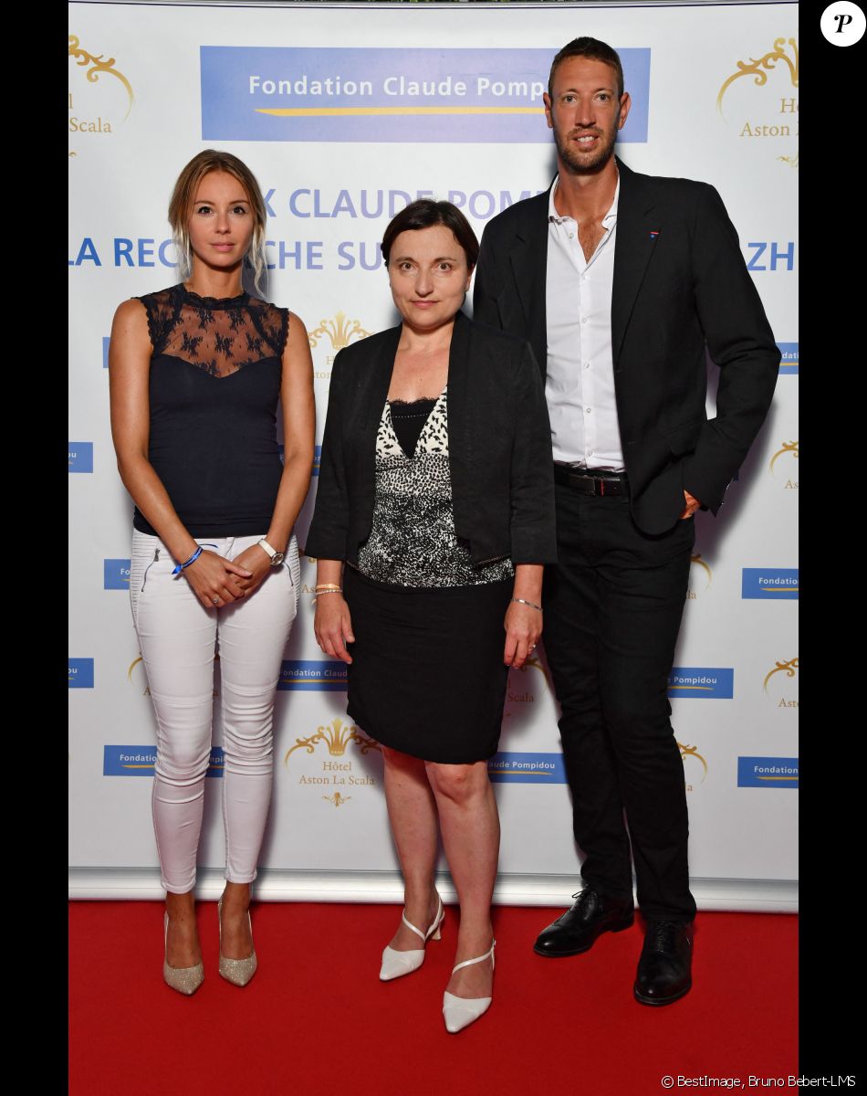 Le professeur Guylène Page entourée par Alain Bernard, le champion olympique de natation et ambassadeur de la Fondation, et sa compagne Faustine durant la soirée de la Fondation Claude Pompidou sur le toit terrasse de l'hôtel Aston La Scala après la remise du prix 2018. Cette année, c'est le professeur Guylène Page du CHU de Poitiers qui a reçu le chèque de 100000 euros pour le 9ième prix Claude Pompidou pour la recherche sur la maladie d'Alzheimer à la Fondation Claude Pompidou à Nice, France, le 14 septembre 2018. © Bruno Bebert-LMS/Bestimage
