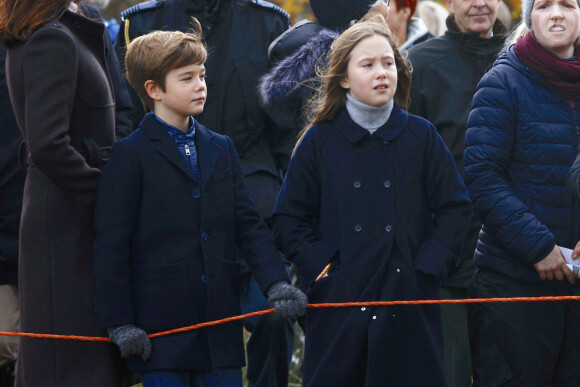 La princesse Mary de Danemark et ses enfants la princesse Joséphine et le prince Vincent sur le balcon du château de l'Ermitage lors de la chasse Hubertus 2021 à Dyrehaven au Danemark le 7 novembre 2021.