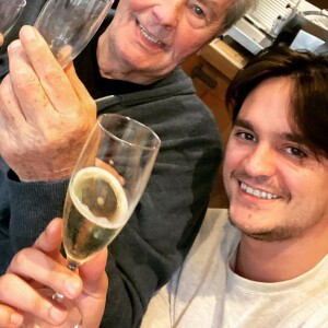 Alain Delon entouré de ses fils Anthony et Alain-Fabien, pour son 86ème anniversaire.