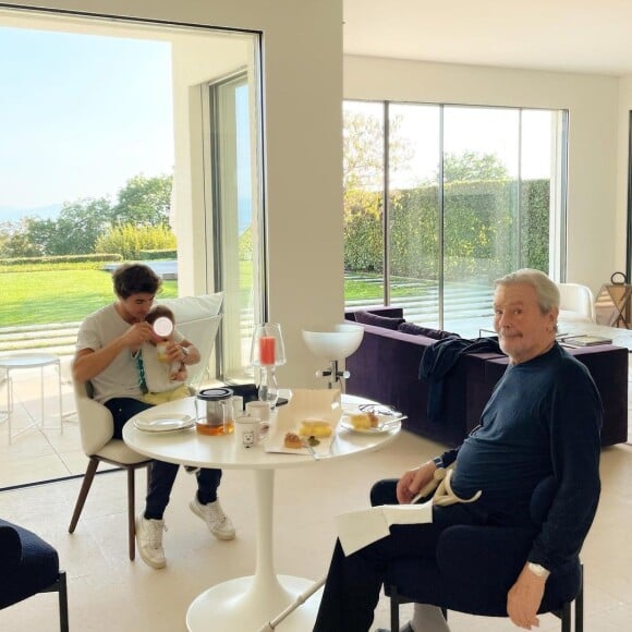 Alain Delon en compagnie de son gendre Julien Dereims, le mari de sa fille Anouchka Delon, et son petit-fils Lino en Suisse.