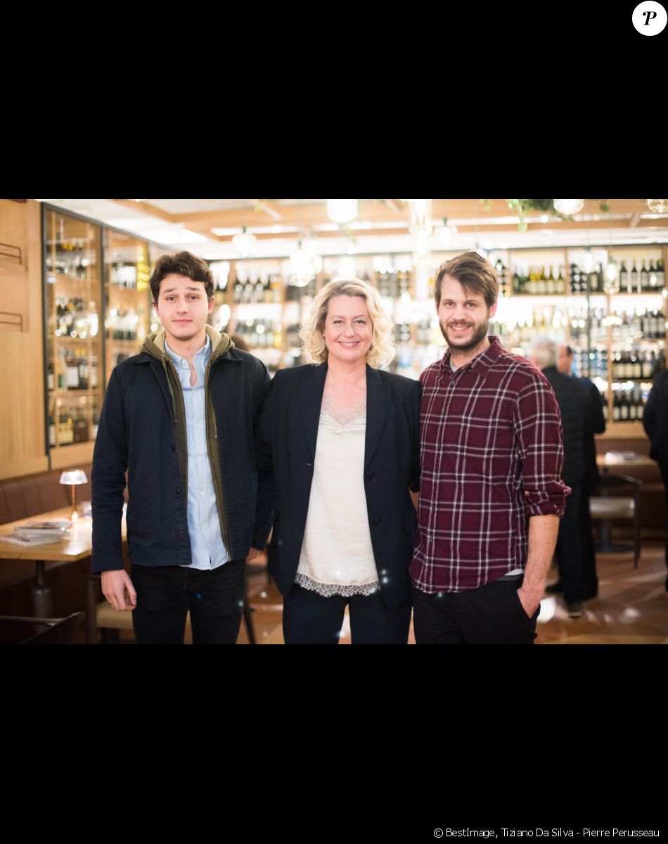 Exclusif - Luana Belmondo avec ses fils Giacomo et Alessandro - Luana Belmondo lors du lancement de son livre "Italia mia Luana cuisine Rome" et de l'annonce de la diffusion de la série d'émissions sur la chaîne TV My Cuisine, au restaurant l'Osteria del Vino du marché spacieux Eataly Paris Marais à Paris le 7 novembre 2019. © Tiziano Da Silva - Pierre Perusseau/Bestimage
