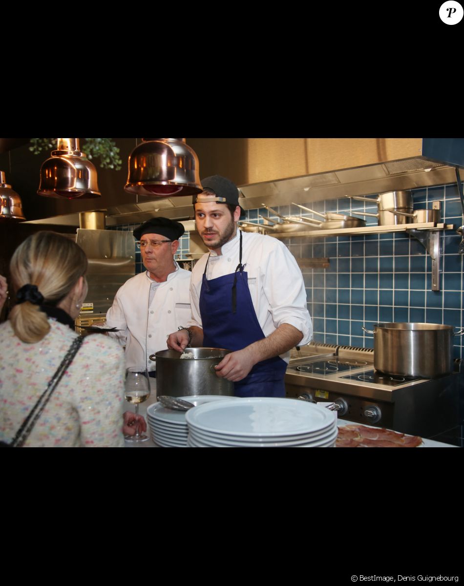 Exclusif - Alessandro Belmondo, le fils de Paul et Luana Belmondo est chef cuisinier dans le nouveau restaurant "Il Cara Rosso" dont c'est l'inauguration ce jour, à Saint-Cloud le 31 janvier 2018. © Denis Guignebourg/Bestimage