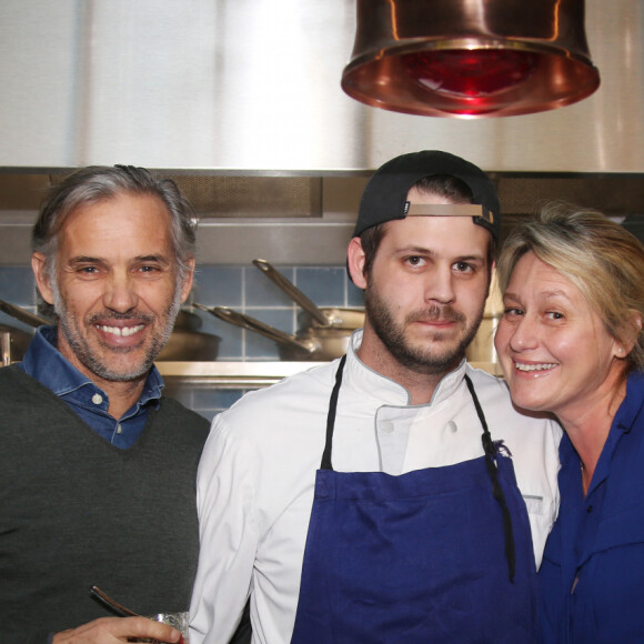 Exclusif - Alessandro Belmondo avec ses parents Paul et Luana Belmondo - Alessandro Belmondo, le fils de Paul et Luana Belmondo est chef cuisinier dans le nouveau restaurant "Il Cara Rosso" dont c'est l'inauguration ce jour, à Saint-Cloud le 31 janvier 2018. © Denis Guignebourg/Bestimage 