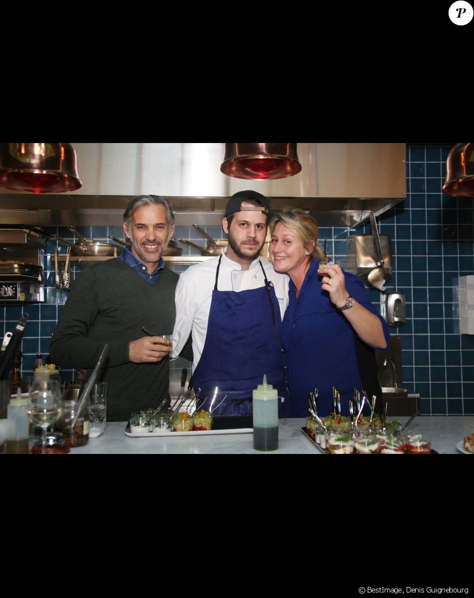 Exclusif - Alessandro Belmondo avec ses parents Paul et Luana Belmondo - Alessandro Belmondo, le fils de Paul et Luana Belmondo est chef cuisinier dans le nouveau restaurant "Il Cara Rosso" dont c'est l'inauguration ce jour, à Saint-Cloud le 31 janvier 2018. © Denis Guignebourg/Bestimage