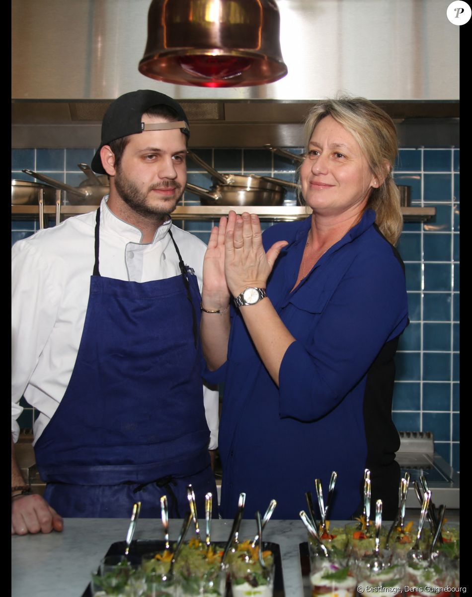 Exclusif - Alessandro Belmondo avec sa mère Luana Belmondo - Alessandro Belmondo, le fils de Paul et Luana Belmondo est chef cuisinier dans le nouveau restaurant "Il Cara Rosso" dont c'est l'inauguration ce jour, à Saint-Cloud le 31 janvier 2018. © Denis Guignebourg/Bestimage
