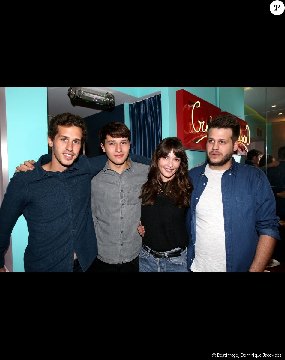 Victor, Giacomo, Annabelle et Alessandro Belmondo, petits-enfants de Jean-Paul Belmondo - A l'occasion du lancement de son nouveau livre "Mes recettes bonne humeur" (Editions du Cherche Midi), Luana Belmondo a réuni ses proches et amis épicuriens autour d'un Aperitivo concocté par le Chef Denny Imbroisi (Restaurant IDA) à Paris, le 13 Octobre 2016. © Dominique Jacovides/Bestimage