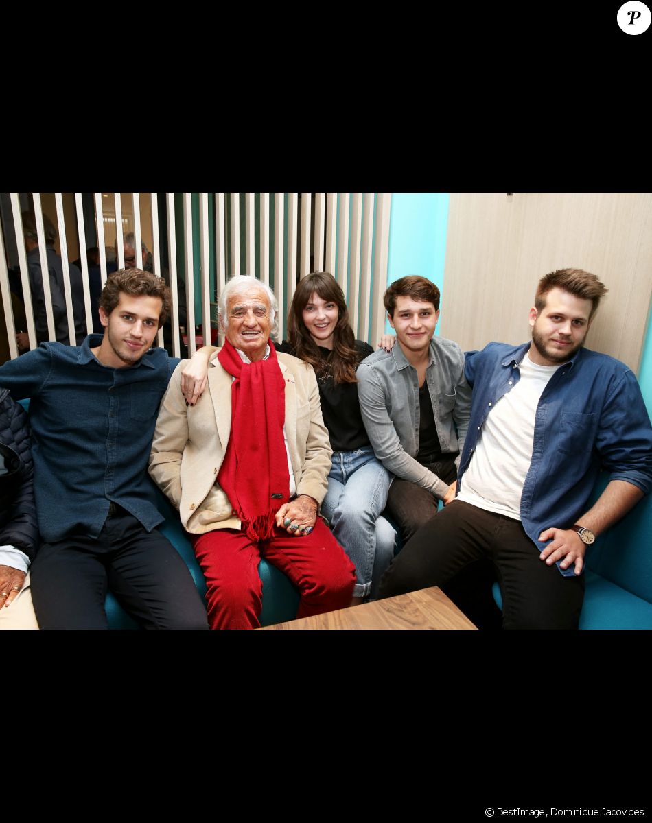 Jean-Paul Belmondo entouré de ses petits-enfants, Victor, Annabelle, Giacomo et Alessandro - A l'occasion du lancement de son nouveau livre "Mes recettes bonne humeur" (Editions du Cherche Midi), Luana Belmondo a réuni ses proches et amis épicuriens autour d'un Aperitivo concocté par le Chef Denny Imbroisi (Restaurant IDA) à Paris. © Dominique Jacovides/Bestimage At the launch of her new book "Mes recettes bonne humeur", Luana Belmondo gathered her family and friends in Paris, France on October 13, 2016.