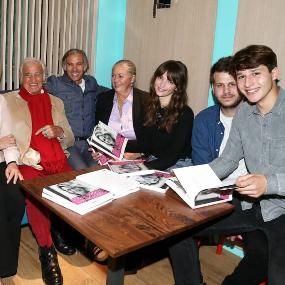 Victor Belmondo, Charles Gérard, Luana Belmondo, Jean-Paul Belmondo, Paul Belmondo, Florence Belmondo, Annabelle Belmondo, Alessandro et Giacomo Belmondo - A l'occasion du lancement de son nouveau livre "Mes recettes bonne humeur" (Editions du Cherche Midi), Luana Belmondo a réuni ses proches et amis épicuriens autour d'un Aperitivo concocté par le Chef Denny Imbroisi (Restaurant IDA) à Paris. © Dominique Jacovides/Bestimage  