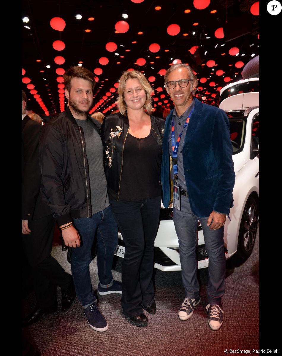 Paul Belmondo, sa femme Luana et leur fils Alessandro - Présentation du Renault Trezor concept car électrique pendant la 119ème édition du Mondial de l'Automobile 2016 au Paris Expo Porte de Versailles à Paris, France, le 29 septembre 2016. © Rachid Bellak/Bestimage