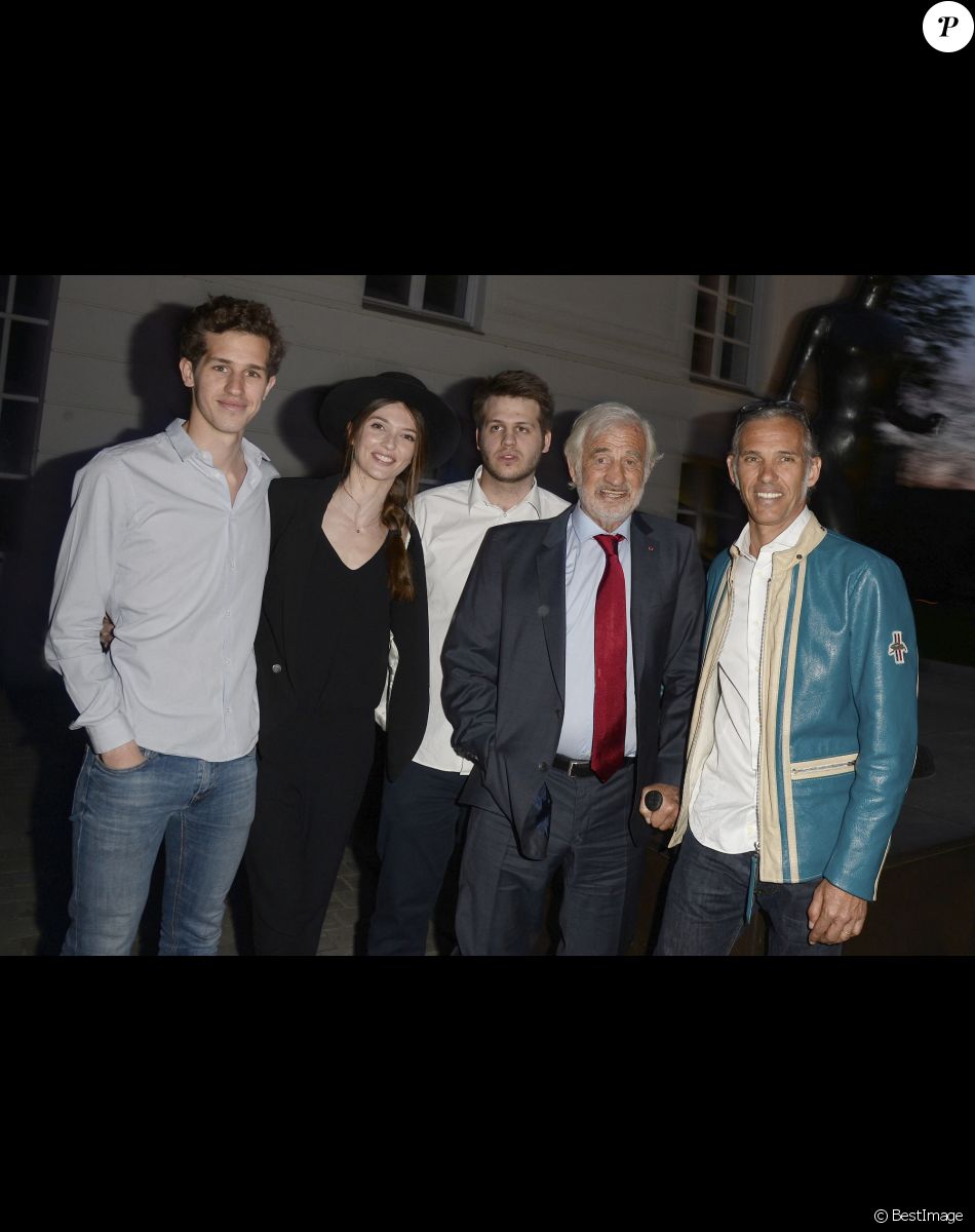Victor Belmondo, Annabelle Waters Belmondo, Alessandro Belmondo, Jean-Paul Belmondo et Paul Belmondo - Soirée du cinquième anniversaire du musée Paul Belmondo à Boulogne-Billancourt le 13 avril 2015.