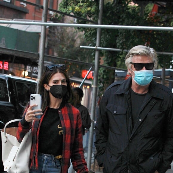 Alec Baldwin et sa femme Hilaria se promènent à New York, le 9 novembre 2021. 