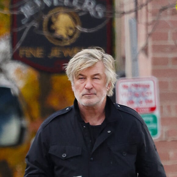 Exclusif - Alec Baldwin et sa femme Hilaria se promènent avec une boisson à Manchester dans le Vermont le 1er novembre 2021.