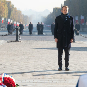 Emmanuel Macron, président de la République française lors d'une cérémonie à l'Arc de Triomphe et sur la Tombe du Soldat inconnu, dans le cadre des commémorations marquant le 103ème anniversaire de l'armistice du 11 novembre 1918, mettant fin à la Première Guerre mondiale (WWI) à l'Arc de Triomphe à Paris, France, le 11 novembre 2021.