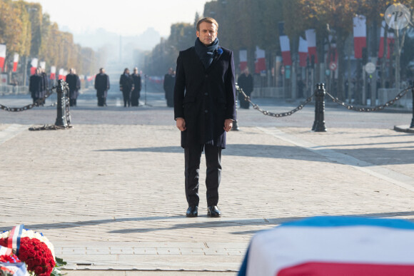 Emmanuel Macron, président de la République française lors d'une cérémonie à l'Arc de Triomphe et sur la Tombe du Soldat inconnu, dans le cadre des commémorations marquant le 103ème anniversaire de l'armistice du 11 novembre 1918, mettant fin à la Première Guerre mondiale (WWI) à l'Arc de Triomphe à Paris, France, le 11 novembre 2021.