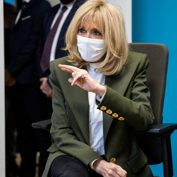 La Première Dame Brigitte Macron (présidente de la Fondation des hôpitaux de France) visite la maison des adolescents du Loir-et-Cher, située rue des écoles, à Blois, France, le 3 février 2021. La structure a bénéficié, lors de sa création, d'une aide financière de l'opération Pièces jaunes. © Cyril Moreau/Bestimage